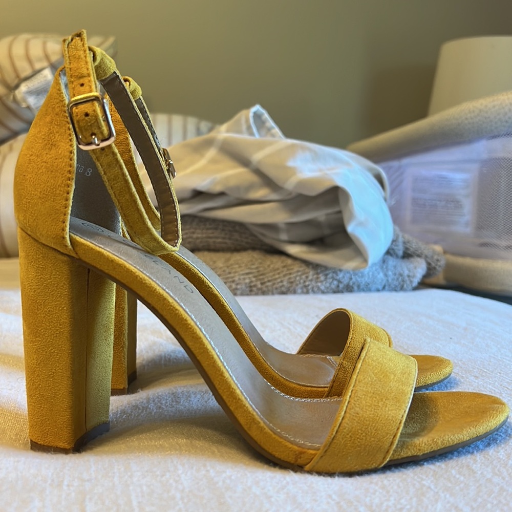 NWT Mustard Yellow Suede Velvet Pumps